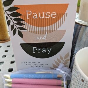 Pause and Pray:180 Encouraging Devotional Prayers for Women